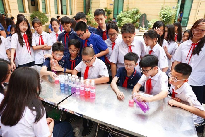 Học sinh hào hứng với hoạt động STEM trong nhà trường. Ảnh: TV
