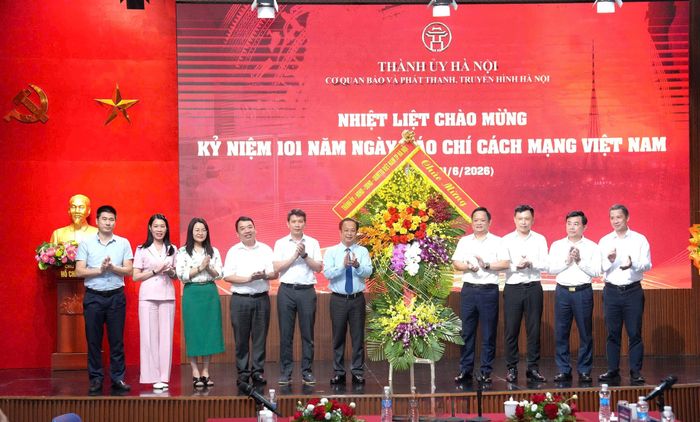 Đoàn đại biểu thành phố Hà Nội do đồng chí Trần Thế Cương, Ủy viên Ban Thường vụ Thành ủy, Phó Chủ tịch Thường trực HĐND thành phố Hà Nội làm Trưởng đoàn tặng hoa chúc mừng Cơ quan Báo và Phát thanh, Truyền hình Hà Nội. Ảnh: Phạm Hùng