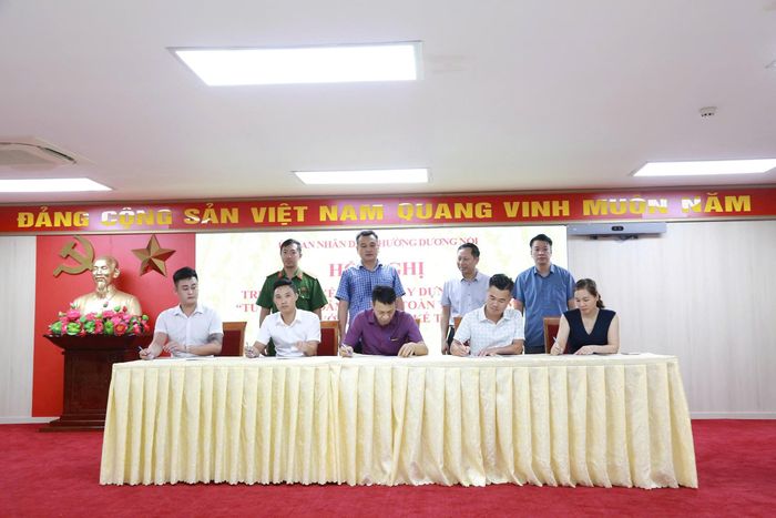 Đại diện các cơ sở kinh doanh dịch vụ ăn uống, thức ăn đường phố ký cam kết. Ảnh: Thu Oanh