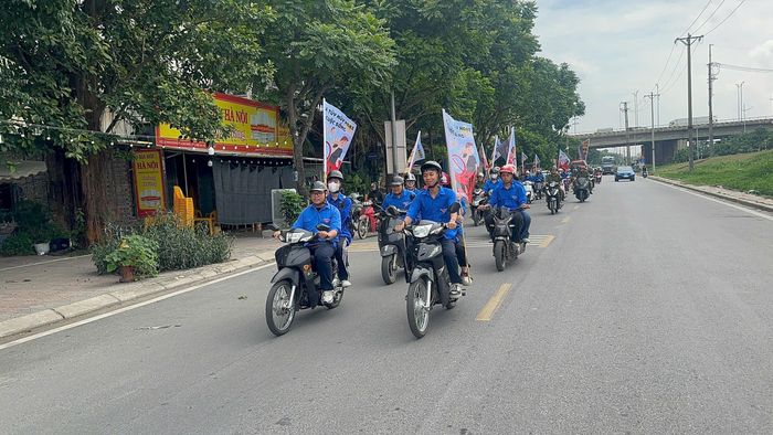 Đoàn viên thanh niên phường tham gia diễu hành trên các tuyến phố. Ảnh: B.Duy