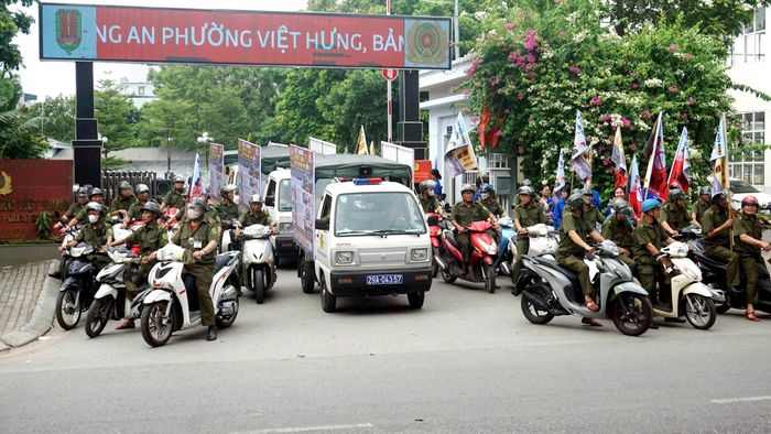 Công an phường và các lực lượng tham gia diễu hành trên các tuyến phố. Ảnh: B.Duy