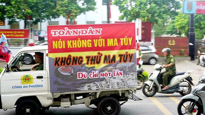 Công an phường và các lực lượng tham gia diễu hành trên các tuyến phố. Ảnh: B.Duy