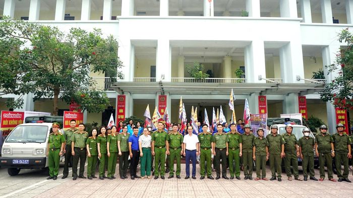 Lãnh đạo phường và các lực lượng phường Việt Hưng tại lễ ra quân. Ảnh: B.Duy
