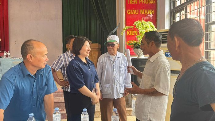 Lãnh đạo UBND xã Thường Tín thường xuyên trực tiếp xuống cơ sở lắng nghe, giải quyết công việc nhằm bảo đảm quyền lợi chính đáng cho người dân. Ảnh: PV