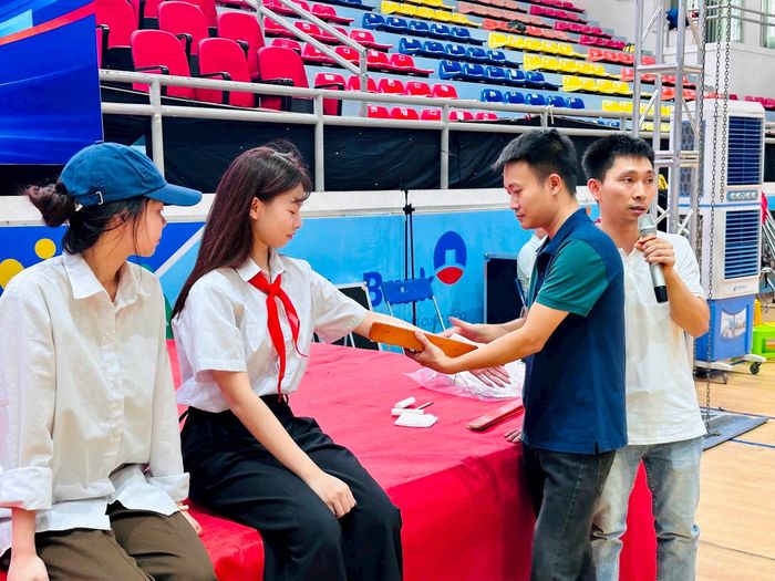 Hướng dẫn xử lý tai nạn thương tích cho thanh thiếu nhi xã Sóc Sơn. Ảnh: Tùng Nguyễn.