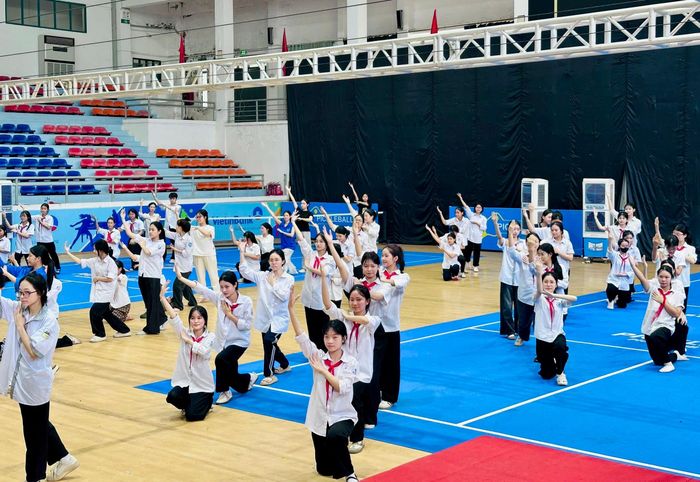 Chương trình tâp huấn Hè thanh thiếu nhi năm 2026 thu hút hàng trăm học sinhxã Sóc Sơn. Ảnh: Tùng Nguyễn.