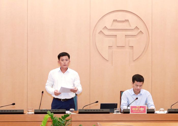 Phó Giám đốc Sở Tài chính Hà Nội Mai Công Quyền nêu ý kiến tại cuộc họp. Ảnh: Tùng Nguyễn.