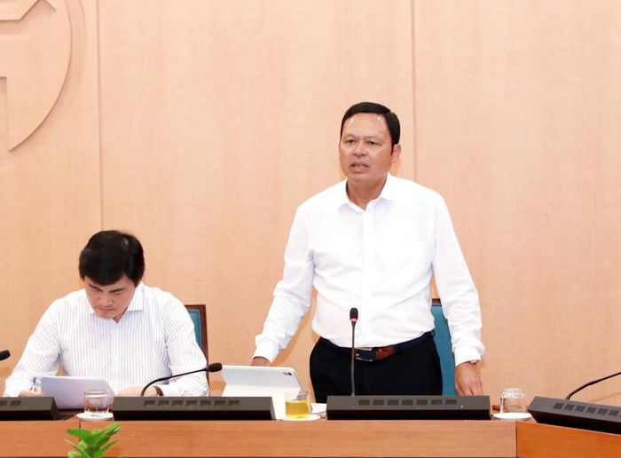 Phó Giám đốc Sở Nông nghiệp và Môi trường Hà Nội Tạ Văn Tường báo cáo tại cuộc họp. Ảnh: Tùng Nguyễn.