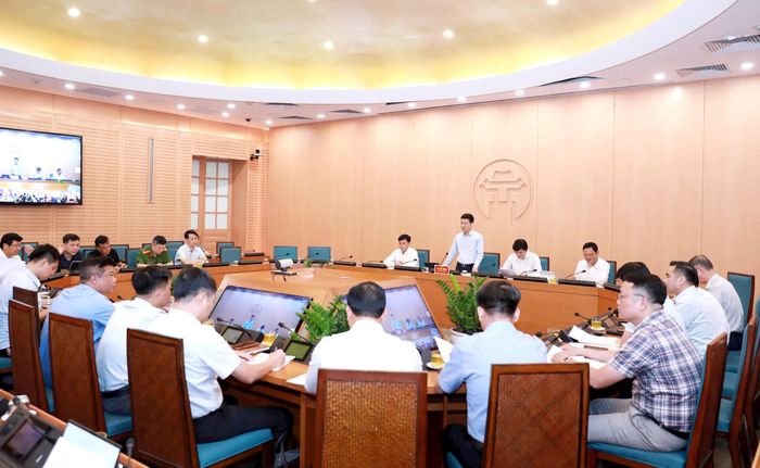 Phó Chủ tịch UBND thành phố Hà Nội Bùi Duy Cường chủ trì cuộc họp. Ảnh: Tùng Nguyễn.