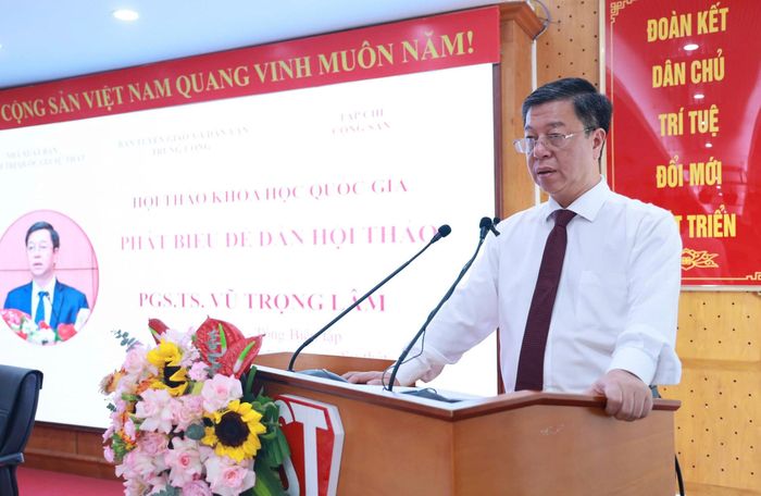 PGS.TS Vũ Trọng Lâm, Giám đốc - Tổng Biên tập Nhà xuất bản Chính trị quốc gia Sự thật phát biểu tại hội thảo. Ảnh: M.Hải