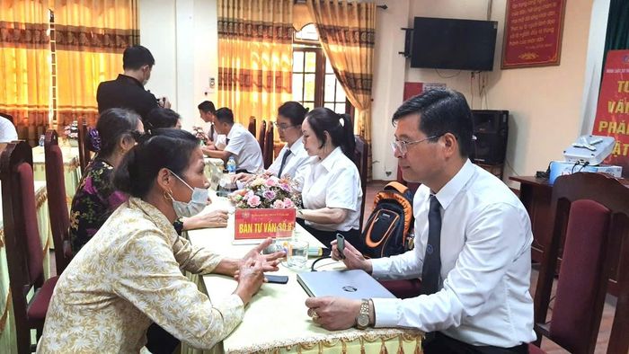 Các luật sư thuộc Đoàn Luật sư Hà Nội tư vấn pháp lý miễn phí cho người dân. Ảnh: PV