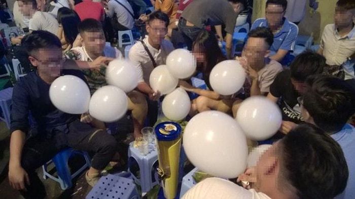 Sử dụng bóng cười gây tổn thương đến não bộ, không kiểm soát được hành vi. Ảnh: N.T