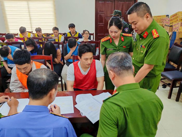 Lực lượng chức năng tập trung làm rõ các nội dung của các đối tượng liên quan. Ảnh: ĐT