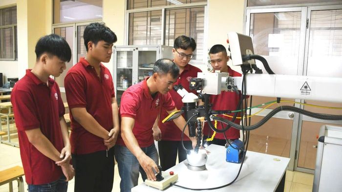 Sinh viên thực hành nghề tại Trường Cao đẳng Công nghệ cao Hà Nội. Ảnh: HHT