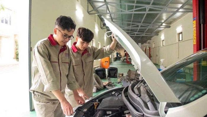 Học nghề được tổ chức rất sớm, bài bản và có lộ trình rõ ràng từ cấp học phổ thông. Ảnh: HHT