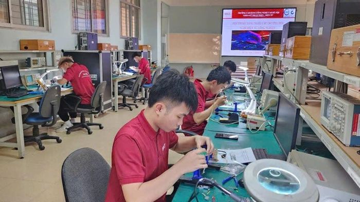 Thực hành nghề tại Trường Cao đẳng Công nghệ cao Hà Nội. Ảnh: HHT