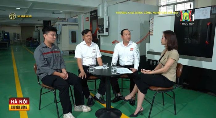 Các khách mời tham gia giao lưu tại điểm cầu trường Cao đẳng Công nghệ cao Hà Nội. Ảnh: PV