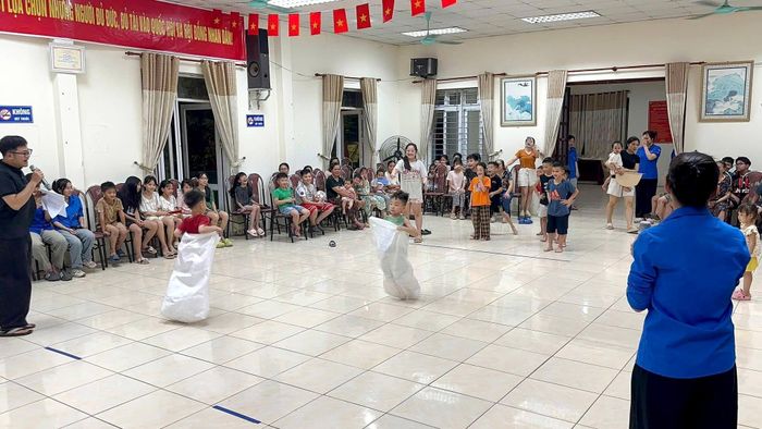 Tổ chức trò chơi dân gian cho trẻ em. Ảnh: ĐP