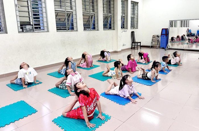 Lớp dạy yoga cho trẻ em xã Đan Phượng. Ảnh: TM