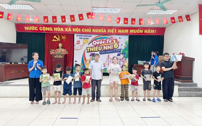 Chi đoàn thôn Thu Quế, xã Đan Phượng tặng quà cho thiếu nhi. Ảnh: ĐP