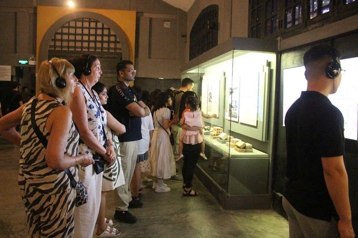 Di tích nhà tù Hỏa Lò triển khai hệ thống thuyết minh tự động nhiều thứ tiếng cho du khách dễ dàng tham quan. Ảnh: M.H