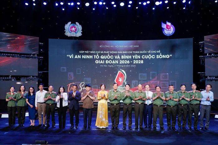 Các đại biểu chụp ảnh lưu niệm tại buổi lễ. Ảnh: BTC