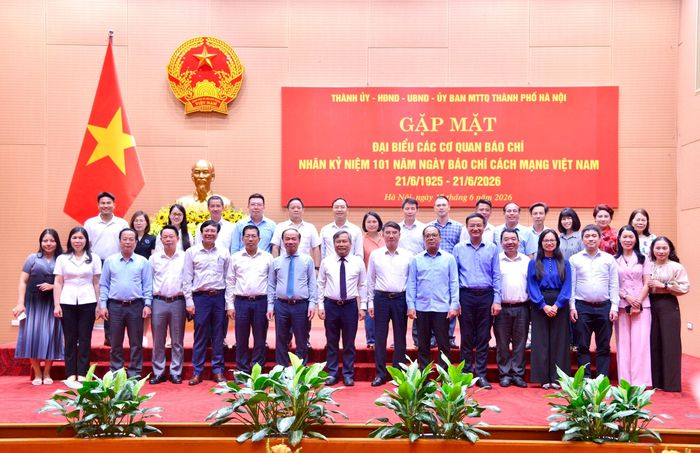Các đại biểu tham dự gặp mặt chụp ảnh lưu niệm. Ảnh: Viết Thành
