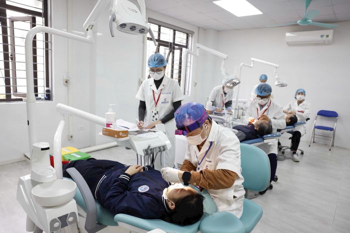 Người dân được khám, chăm sóc sức khỏe với hệ thống trang thiết bị hiện đại tại Phòng khám đa khoa Đại học Y Hà Nội - Cơ sở Vĩnh Hưng, ngay trong khuôn viên Trạm Y tế phường Vĩnh Hưng. Ảnh: Như Ý