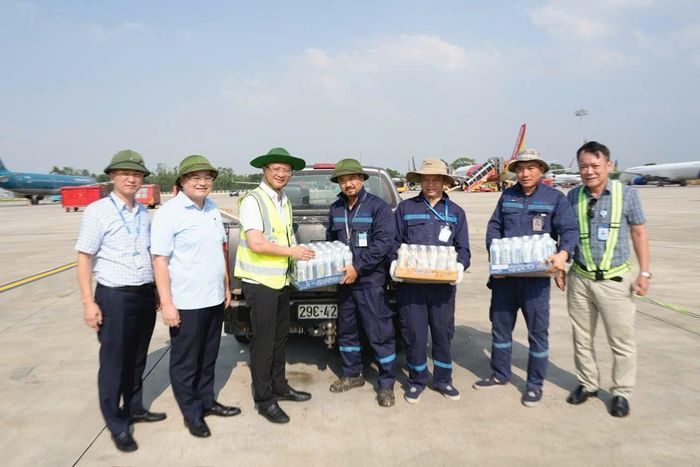 Cục trưởng Uông Việt Dũng trao quà động viên tinh thần người lao động làm việc tại Cảng HKQT Nội Bài trong đợt nắng nóng kỷ lục vừa qua. Ảnh: HKVN