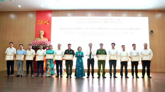 Các tập thể, cá nhân có thành tích tốt trong 1 năm thực hiện mô hình chính quyền địa phương hai cấp được khen thưởng