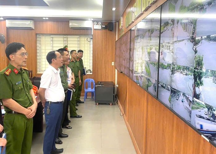 Lãnh đạo phường tham quan Trung tâm chỉ huy điều hành đặt tại trụ sở Công an phường Việt Hưng. Ảnh: B.Duy