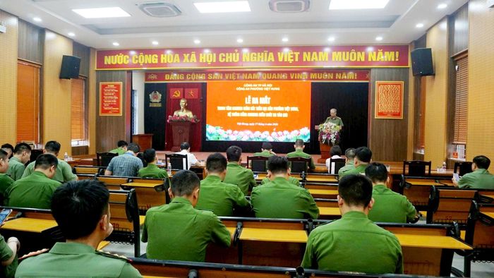 Lễ ra mắt Trung tâm Camera giám sát an ninh và Hệ thống Cổng Camera kiểm soát ra vào (AI) tại Công an phường Việt Hưng. Ảnh: B.Duy