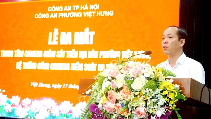 Phó Chủ tịch UBND phường Việt Hưng Nguyễn Huy Vinh phát biểu tại buổi lễ. Ảnh: B.Duy