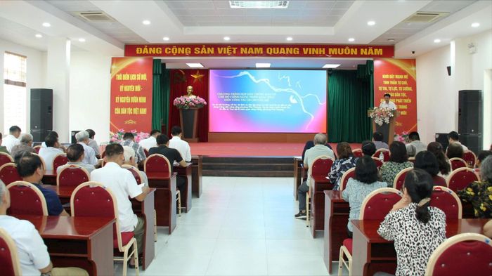 Ông Lê Văn Thủy, Giám đốc Ban Quản lý dự án đầu tư - hạ tầng phường Phú Thượng thông tin về dự án công viên công cộng. Ảnh: PV