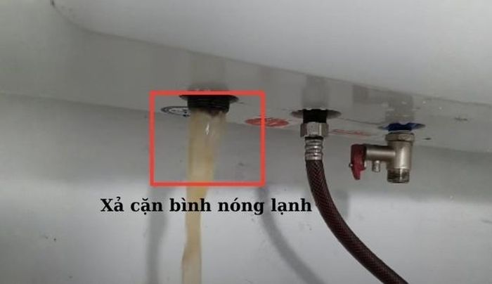 Để đảm bảo an toàn tuyệt đối, bạn cần tắt aptomat hoặc ngắt hoàn toàn nguồn điện cấp cho bình nóng lạnh trước khi thực hiện.