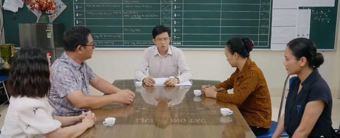 Thầy chủ nhiệm tổ chức cuộc họp giữa các gia đình có học sinh đánh nhau. Ảnh VTV