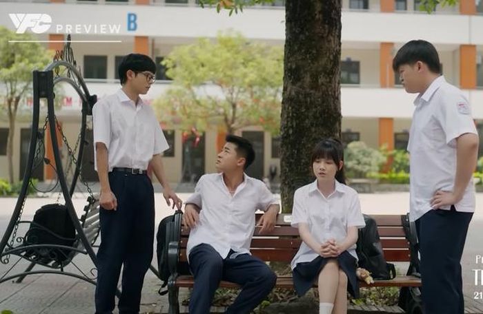 Nhóm học sinh lo lắng khi ngồi chờ ở bên ngoài. Ảnh VTV