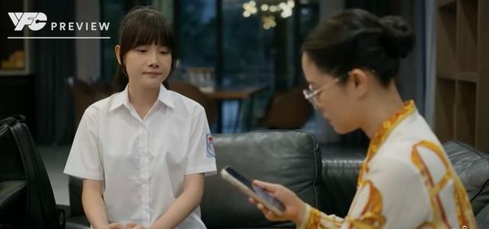 Mẹ của Tuyết Lan bất ngờ khi biết Thái thường xuyên bắt nạt bạn trong lớp. Ảnh VTV