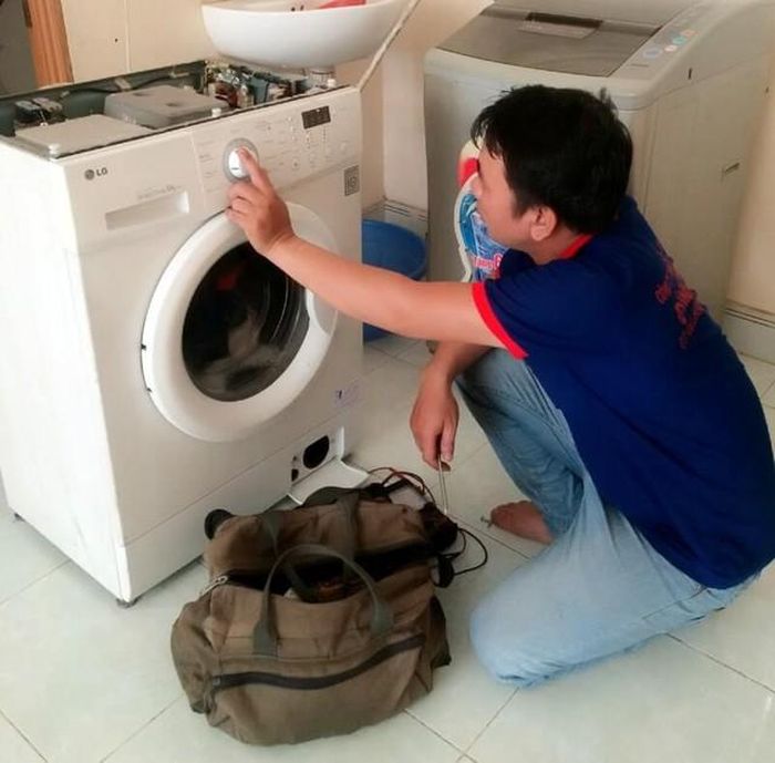 Trường hợp máy giặt có thể bị hỏng ở bộ đếm thời gian, nút vặn hẹn giờ hoặc một số bộ phận khác, bạn không nên tự ý sửa chữa quá nhiều chi tiết vì điều này khiến máy hư hỏng nặng hơn. Bạn hãy liên hệ đến các trung tâm sửa chữa để được khắc phục tốt nhất.