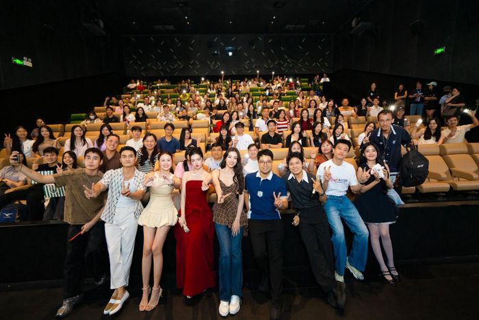 Đạo diễn Đinh Tuấn Vũ và dàn diễn viên Ốc mượn hồn