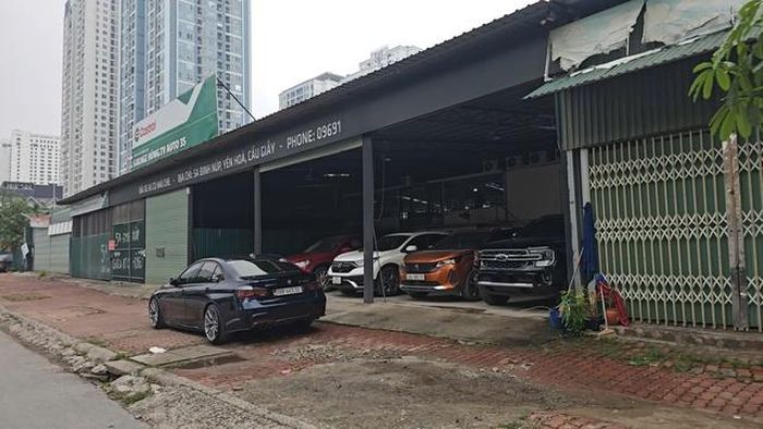Dù đã được quây rào, cắm biển "Tài sản công cấm vi phạm", nhiều gara ô tô tại các ô đất thuộc Khu đô thị Nam Trung Yên (đường Đinh Núp, Hà Nội) vẫn hoạt động.