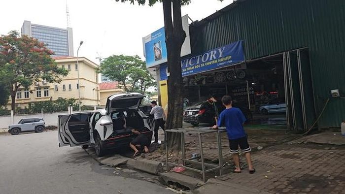 Một số gara còn bảo dưỡng xe ra tận vỉa hè.