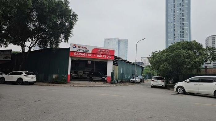 Dù đã được quây rào, cắm biển "Tài sản công cấm vi phạm", nhiều gara ô tô tại các ô đất thuộc Khu đô thị Nam Trung Yên (đường Đinh Núp, Hà Nội) vẫn hoạt động.