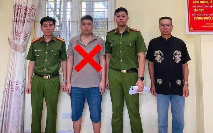Đối tượng Trần Ngọc H và Nguyễn Văn T (đánh dấu X) tại cơ quan công an - (ảnh CALC).