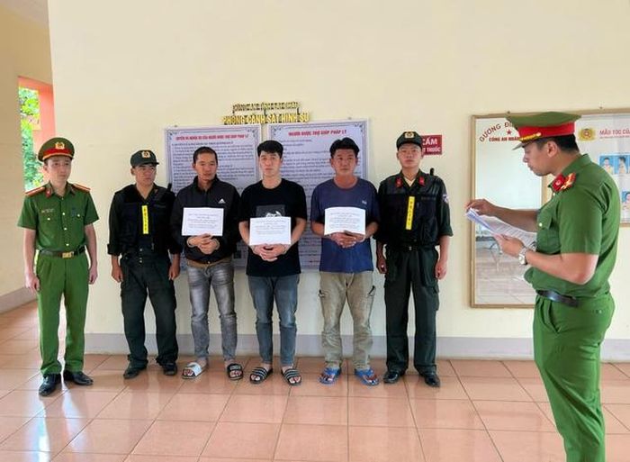Lực lượng công an bắt giữ các đối tượng trong giai đoạn 1 của chuyên án tại TP Hồ Chí Minh - (ảnh CALC).