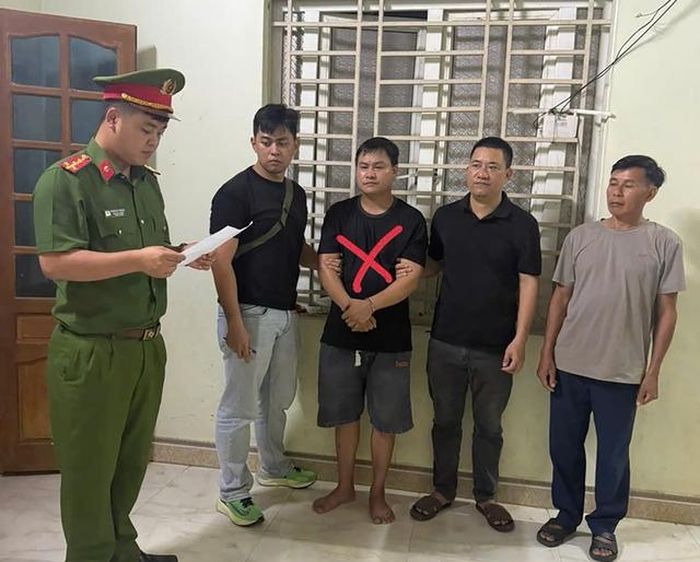 Lực lượng công an bắt giữ đối tượng cầm đầu đường dây (đánh dấu X) tại địa bàn Nghệ An ngày 15/5/2026 - (ảnh CALC).