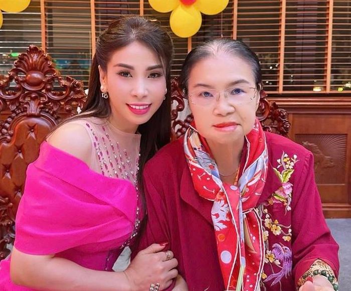 Diễn viên Lý Hương - em gái tài tử điện ảnh Lý Hùng đã đăng ảnh chụp cùng mẹ nhân ngày sinh nhật mẹ. Nữ diễn viên đã gửi lời chúc mẹ luôn vui vẻ khỏe mạnh bình an bên cạnh con cháu.