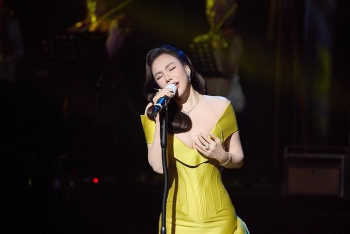 Hồ Quỳnh Hương được khen vì hát live trên sân khấu.