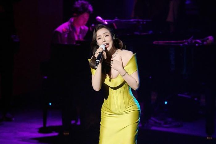 Nữ ca sĩ quê Quảng Ninh hết mình với khán giả.
