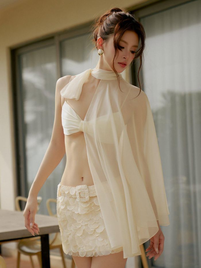 Thiết kế đơn giản nhưng khéo léo giúp người đẹp khoe vóc dáng cân đối, vòng eo thon gọn cùng làn da trắng mịn. Giữa khung cảnh cổ kính, thơ mộng của phố cổ Hội An, nàng hậu tự tin tạo dáng trước ống kính với nhiều biểu cảm cuốn hút.
